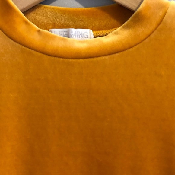 🎉 5/$15 🎉 LEE MING LITTLE VELVETY TOP (S) - Picture 3 of 8